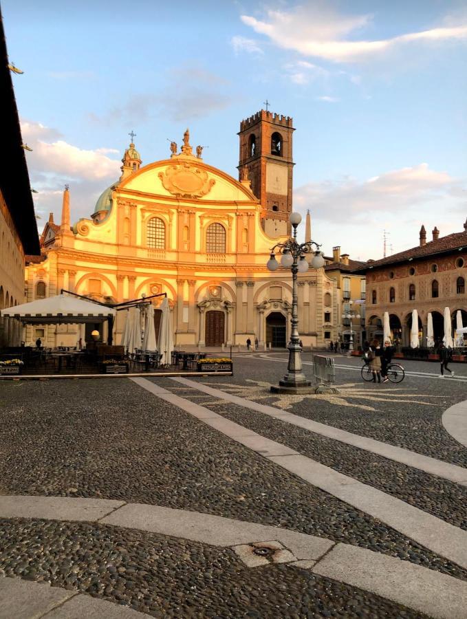 Emma Home Adiacente Alla Piazza Ducale Vigevano Exteriör bild